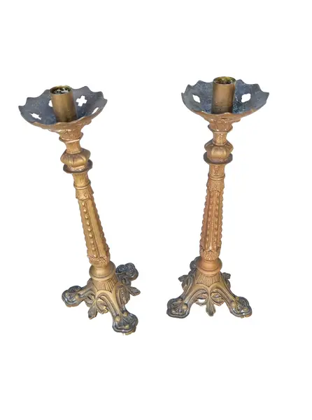 Foto de um(a) Par de castiçais clássicos, da categoria de Castiçais. Par de castiçais clássicos A 13cm L 3cm P 3cm. Vendido no marketplace Trésors.