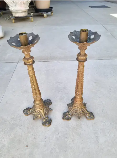 Foto de um(a) Par de castiçais clássicos, da categoria de Castiçais. Par de castiçais clássicos A 13cm L 3cm P 3cm. Mostrado de uma perspectiva diferente. Vendido no marketplace Trésors.