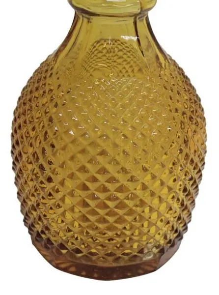Foto de um(a) Licoreira âmbar em vidro prensado, da categoria de Garrafas, potes e jarros. Antiga licoreira de vidro prensado na tonalidade âmbar, apresenta corpo bojudo com lapidação tipo bico de jaca. Medida 26 cm... Mostrado de uma perspectiva diferente. Vendido no marketplace Trésors.