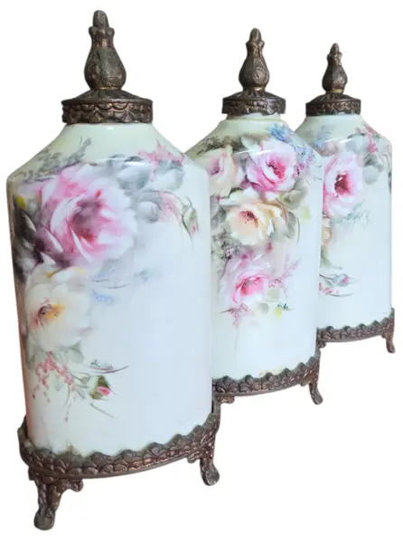 Foto de um(a) Trio de Potes em Porcelana Pintada à Mão com Base e Tampa em Bronze - Estilo Floral Clássico, da categoria de Garrafas, potes e jarros. Apresentamos este magnífico trio de potiches (vasos com tampa) em porcelana de alta qualidade, apresentando um formato... Vendido no marketplace Trésors.