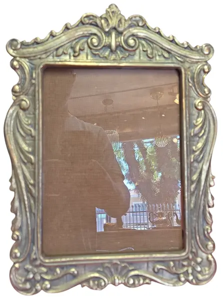 Foto de um(a) Porta Retrato Ornamentado em Bronze - Vertical, da categoria de Porta retratos. Belíssimo porta-retrato vertical confeccionado em bronze de alta qualidade. Esta peça apresenta um trabalho de fundição... Mostrado de uma perspectiva diferente. Vendido no marketplace Trésors.