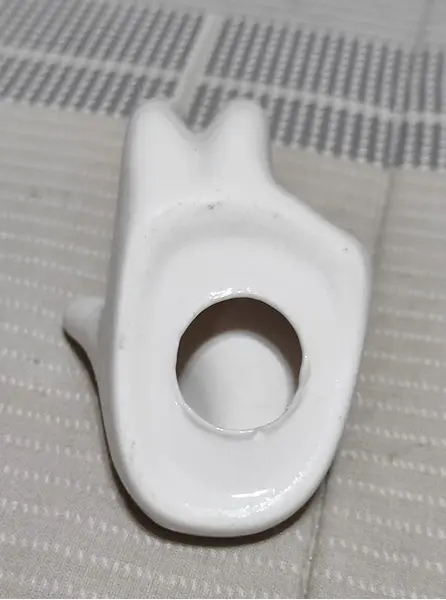 Foto de um(a) Base Mãos Anos 2000, da categoria de Outros objetos decorativos. Mini mãos em porcelana branca, usadas como base A: 4,7 cm L: 7,4 cm P: 5 cm peso: 60 g cada. Mostrado de uma perspectiva diferente. Vendido no marketplace Trésors.