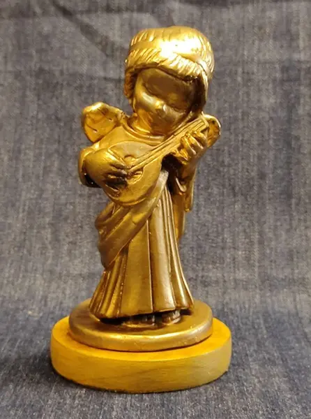 Foto de um(a) Pequeno Anjo em Resina Italiana, Década de 1980, da categoria de Modelos e estatuetas. Pequeno anjo em resina italiana com acabamento dourado, base em madeira, década de 1980 A: 15 cm L: 6 cm P: 3,5 cm Diâmetro... Mostrado de uma perspectiva diferente. Vendido no marketplace Trésors.