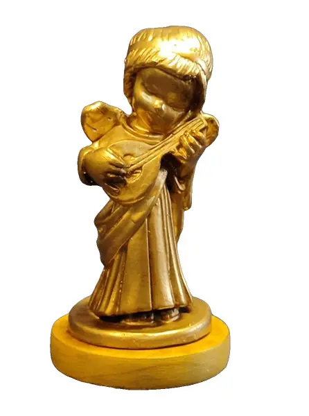 Foto de um(a) Pequeno Anjo em Resina Italiana, Década de 1980, da categoria de Modelos e estatuetas. Pequeno anjo em resina italiana com acabamento dourado, base em madeira, década de 1980 A: 15 cm L: 6 cm P: 3,5 cm Diâmetro... Vendido no marketplace Trésors.