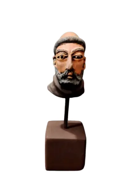 Foto de um(a) Escultura São Francisco, da categoria de Objetos religiosos e espirituais. Cabeça de são francisco em terracota policromada com base em madeira e haste em metal. Peça única pelo designer marcelus... Vendido no marketplace Trésors.