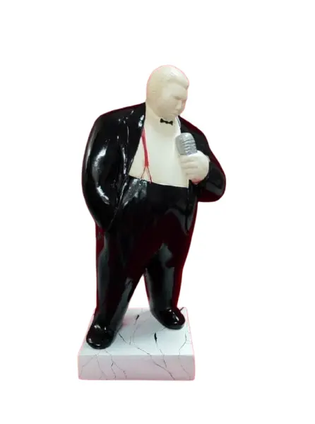 Foto de um(a) Cantor de Jazz, Cerâmica Italiana, Década de 1980, da categoria de Modelos e estatuetas. Cantor de jazz em cerâmica italiana vitrificada e base em resina marmorizada, década de 1989. A: 29 cm / L: 13,5 cm / P: 8,5... Vendido no marketplace Trésors.