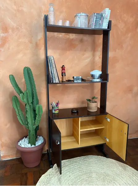 Foto de um(a) Estante modular 1980, da categoria de Estantes e Racks. 80’s | Estante modular fabricada em 1980 - essa peça contém duas colunas, um armário com prateleira interna e dois nichos,... Mostrado de uma perspectiva diferente. Vendido no marketplace Trésors.