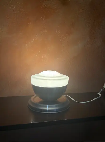 Foto de um(a) Luminária de mesa em metal e opalina 70’s, da categoria de Iluminação de mesa e chão. 70’s | luminária em opalina e metal | Sua cúpula é do formato chapéu e possui a base em metal no formato de uma cuia. A... Mostrado de uma perspectiva diferente. Vendido no marketplace Trésors.