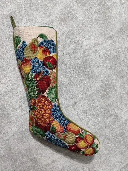 Foto de um(a) Bota Natalina em Ponto de Cruz e Veludo Italiano, Década de 2000, da categoria de Outros objetos decorativos. Bota natalina feita em ponto de cruz, com frutas tropicais. Parte de trás em veludo italiano verde, década de 2000. A: 36 cm... Mostrado de uma perspectiva diferente. Vendido no marketplace Trésors.