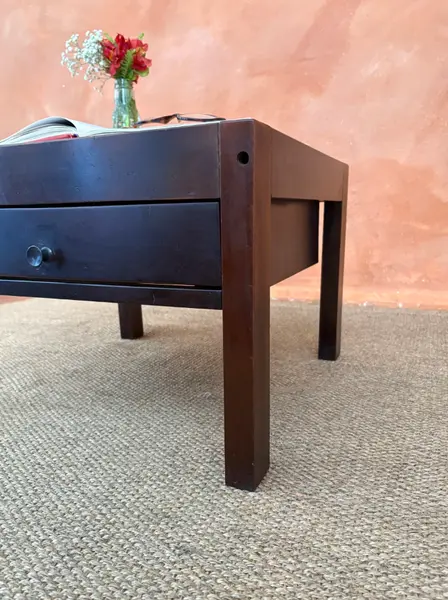 Foto de um(a) Mesa de apoio anos 70, da categoria de Mesas laterais. De linhas simples e desenho limpo, essa mesa quadrada combina estrutura em madeira maciça com tampo em fórmica branca,... Mostrado de uma perspectiva diferente. Vendido no marketplace Trésors.