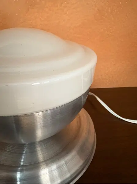 Foto de um(a) Luminária de mesa em metal e opalina 70’s, da categoria de Iluminação de mesa e chão. 70’s | luminária em opalina e metal | Sua cúpula é do formato chapéu e possui a base em metal no formato de uma cuia. A... Mostrado de uma perspectiva diferente. Vendido no marketplace Trésors.