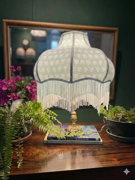 Foto de um(a) Abajur Horizonte, da categoria de Abajures. Cúpula artesanal com tecidos selecionados e a exclusividade do feito à mão. MEDIDAS: 62A x 42D. Mostrado de uma perspectiva diferente. Vendido no marketplace Trésors.