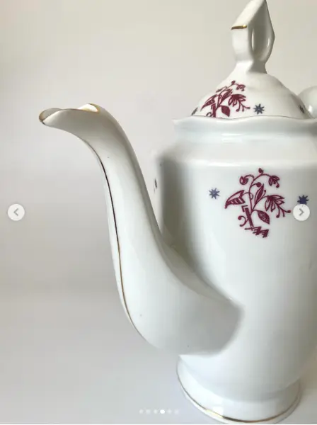 Foto de um(a) Bule de porcelana Steatita, da categoria de Bules. Bule de porcelana Steatita. 26cm de altura. Mostrado de uma perspectiva diferente. Vendido no marketplace Trésors.