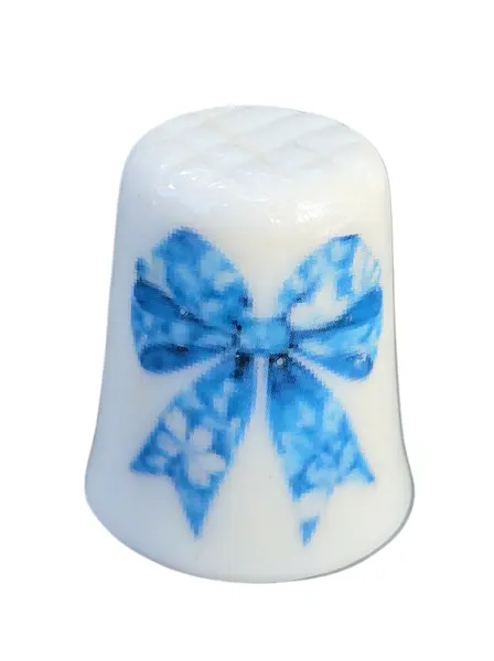Foto de um(a) Dedal de Coleção em Porcelana – Florais e Laço Azul Estilo Português, da categoria de Outros colecionáveis. Esta peça destaca-se pela delicadeza de seus detalhes decorativos: de um lado, um rico arranjo de mini flores em tons de... Mostrado de uma perspectiva diferente. Vendido no marketplace Trésors.