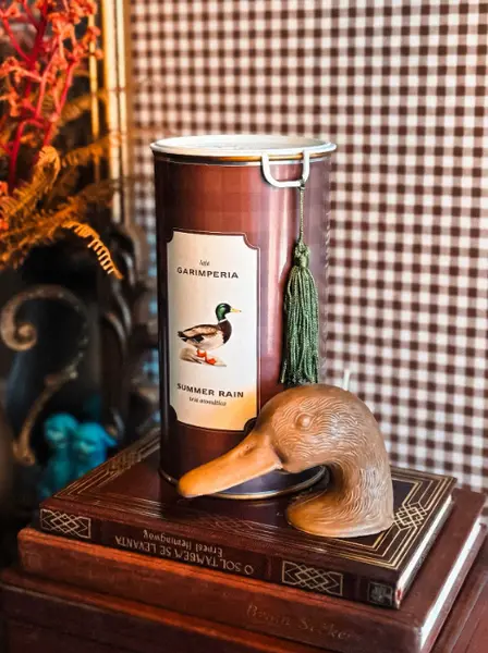 Foto de um(a) Vela Artesanal Exclusiva Loja Garimperia - 100% Vegetal, da categoria de Velas e fragrâncias para casa. A nova vela da Garimperia chega para celebrar o encanto dos pequenos detalhes que transformam qualquer ambiente. Pensada... Mostrado de uma perspectiva diferente. Vendido no marketplace Trésors.