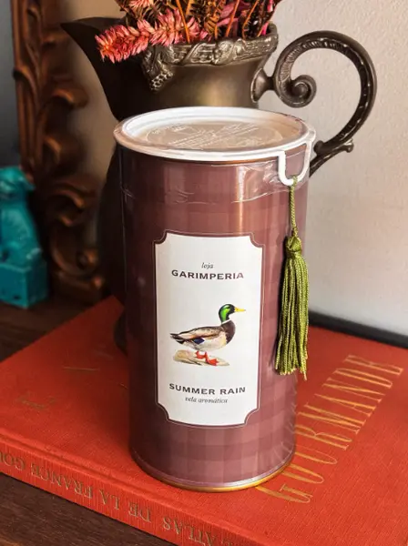 Foto de um(a) Vela Artesanal Exclusiva Loja Garimperia - 100% Vegetal, da categoria de Velas e fragrâncias para casa. A nova vela da Garimperia chega para celebrar o encanto dos pequenos detalhes que transformam qualquer ambiente. Pensada... Mostrado de uma perspectiva diferente. Vendido no marketplace Trésors.