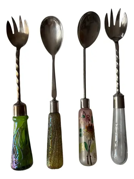Foto de um(a) Antiga Coleção Talheres Salada Garfos Art Deco Vidro Loetz, da categoria de Garfos. Antigos talheres para servir em metal espessurado a prata. Os verdes são austríacos da renomada Loetz Glass. O veneziano é... Vendido no marketplace Trésors.