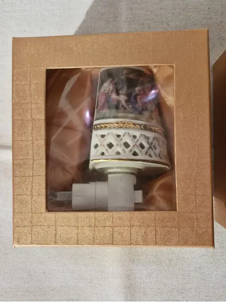Foto de um(a) Raro par de luminárias antigas em porcelana, da categoria de Arandelas. Elegante par de luminárias antigas, apresentam uma cúpula cônica em porcelana fina de inspiração clássica italiana,... Mostrado de uma perspectiva diferente. Vendido no marketplace Trésors.