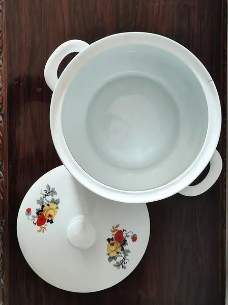 Foto de um(a) Sopeira Porcelana Branca Brasileira Srs, Década de 1970, da categoria de Terrinas de sopa. Sopeira em porcelana branca com motivo floral, 2 alças e abertura na tampa para a concha, característico dos anos 1970. Da... Mostrado de uma perspectiva diferente. Vendido no marketplace Trésors.
