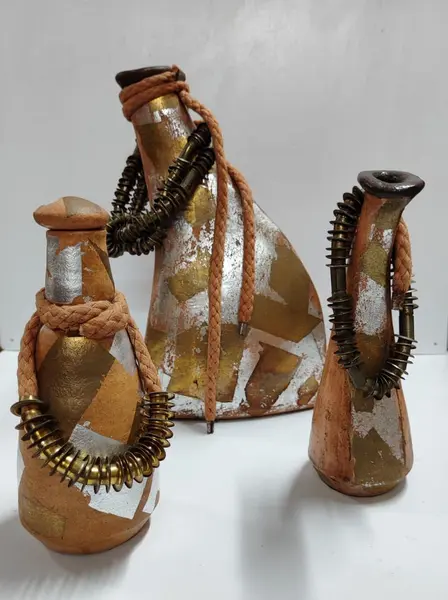 Foto de um(a) Combo Garrafas em Cerâmica, Década de 2000, da categoria de Garrafas, potes e jarros. Combo de garrafas em cerâmica com folha de ouro e prata, colar em latão e cordão trançado de algodão. Peças exclusivas... Mostrado de uma perspectiva diferente. Vendido no marketplace Trésors.