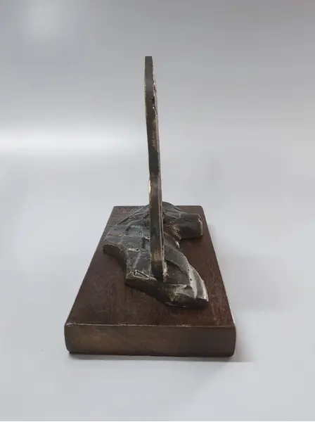 Foto de um(a) Escultura O Ciclista em Resina e Imbuia, Década de 1980, da categoria de Escultura. O ciclista: escultura em resina com pátina bronze envelhecido, base em imbuia. Década de 1980 não apresenta registro do... Mostrado de uma perspectiva diferente. Vendido no marketplace Trésors.