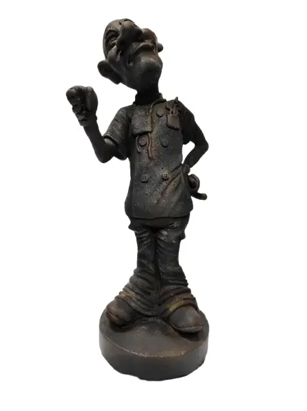 Foto de um(a) Escultura Caricata Velho Dentista, da categoria de Escultura. Escultura caricatura de um velho dentista com boticão na mão e tudo. Feito em resina com pátina oxidada e base de pedra... Vendido no marketplace Trésors.