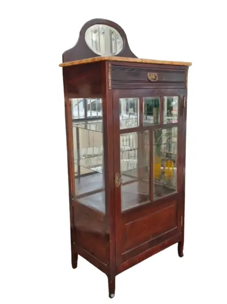 Foto de um(a) ​Belisima e antiga cristaleira vitrine em madeira nobre, da categoria de Cristaleiras. Belisima e antiga cristaleira vitrine em madeira nobre, comumente associada ao estilo Art Nouveau ou mobiliário clássico... Vendido no marketplace Trésors.