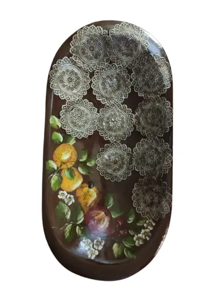 Foto de um(a) Gamela Madeira Anos 80, da categoria de Travessas e tigelas. Gamela em madeira dos anos 1980 com frutas pintadas à mão e decoupage de renda. C: 58 cm L: 29,5 cm A: 7 cm Peso: 1,500 kg. Vendido no marketplace Trésors.