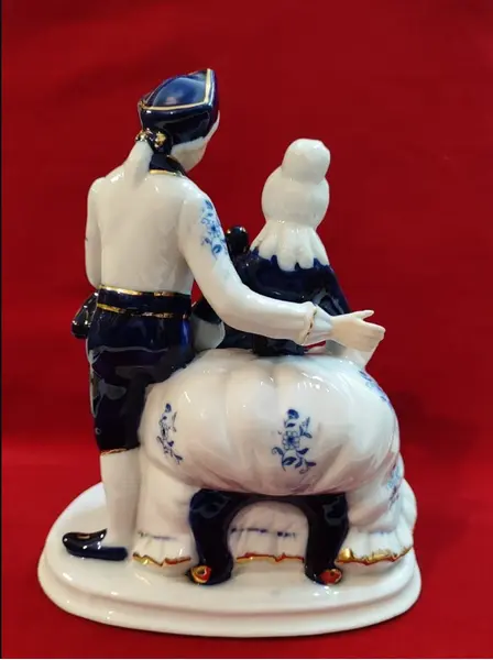 Foto de um(a) Estatueta cena galante em porcelana, indonésia, década de 1990, da categoria de Escultura. Estatueta de porcelana "made in indonesia", retratando uma cena galante em azul cobalto e filetada em ouro, da década de... Mostrado de uma perspectiva diferente. Vendido no marketplace Trésors.
