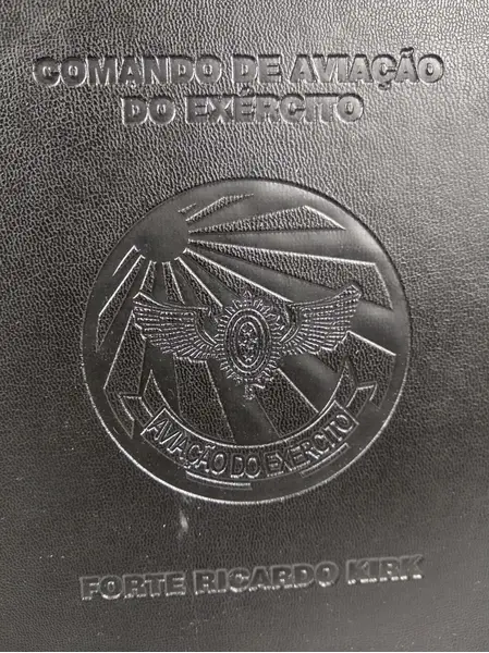 Foto de um(a) Militaria – Pasta para documentos – Comando de Aviação do Exercito Brasileiro, da categoria de Outras militarias. Militaria – Pasta para documentos – Comando de Aviação do Exercito Brasileiro Feito em Courino Com bloco de notas acoplado... Mostrado de uma perspectiva diferente. Vendido no marketplace Trésors.