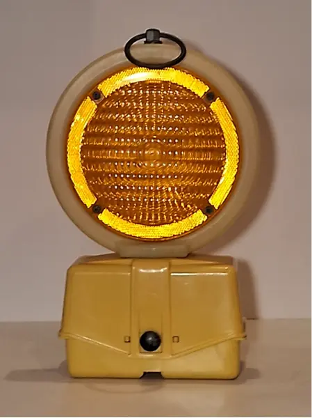 Foto de um(a) Sinalizador externo, da categoria de Sinalizadores. Sinalizador usado na Europa. Plástico rígido e detalhes em metal. Vejam foto do sinalizar com o efeito de luz, lanterna ou... Mostrado de uma perspectiva diferente. Vendido no marketplace Trésors.