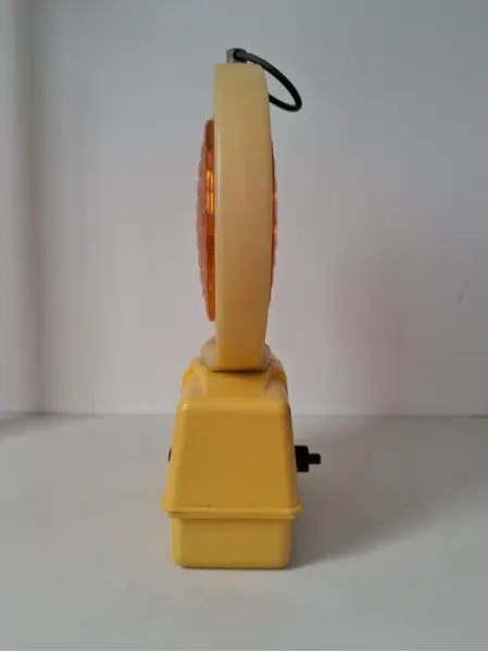 Foto de um(a) Sinalizador externo, da categoria de Sinalizadores. Sinalizador usado na Europa. Plástico rígido e detalhes em metal. Vejam foto do sinalizar com o efeito de luz, lanterna ou... Mostrado de uma perspectiva diferente. Vendido no marketplace Trésors.
