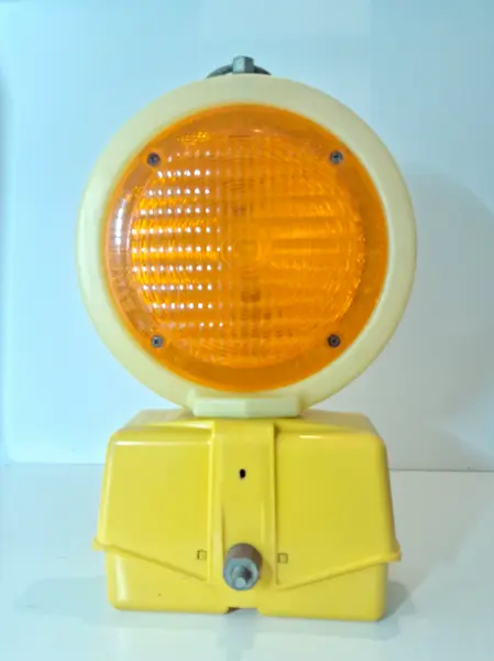 Foto de um(a) Sinalizador externo, da categoria de Sinalizadores. Sinalizador usado na Europa. Plástico rígido e detalhes em metal. Vejam foto do sinalizar com o efeito de luz, lanterna ou... Mostrado de uma perspectiva diferente. Vendido no marketplace Trésors.