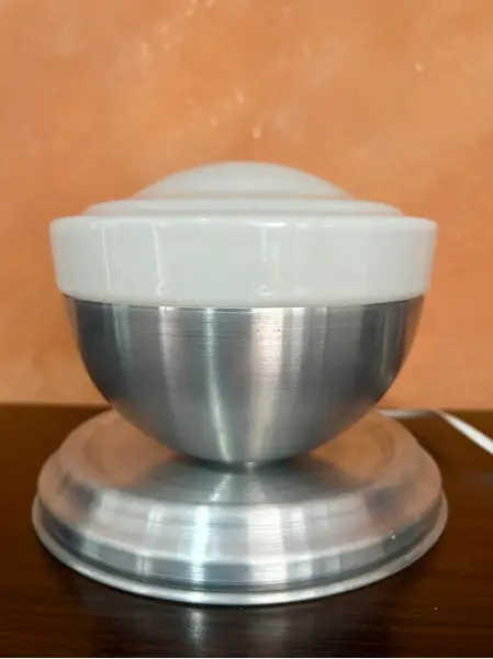 Foto de um(a) Luminária de mesa em metal e opalina 70’s, da categoria de Iluminação de mesa e chão. 70’s | luminária em opalina e metal | Sua cúpula é do formato chapéu e possui a base em metal no formato de uma cuia. A... Mostrado de uma perspectiva diferente. Vendido no marketplace Trésors.