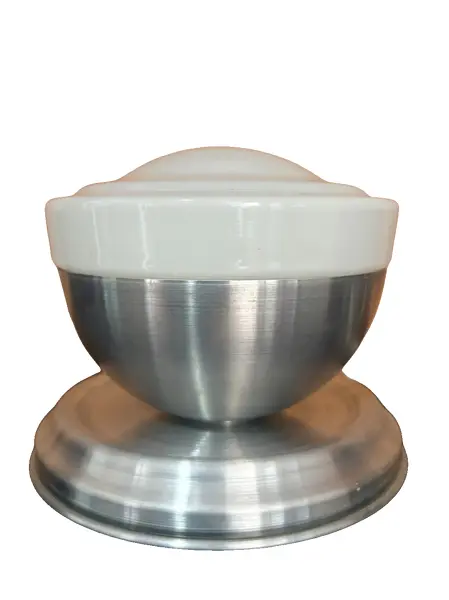 Foto de um(a) Luminária de mesa em metal e opalina 70’s, da categoria de Iluminação de mesa e chão. 70’s | luminária em opalina e metal | Sua cúpula é do formato chapéu e possui a base em metal no formato de uma cuia. A... Vendido no marketplace Trésors.