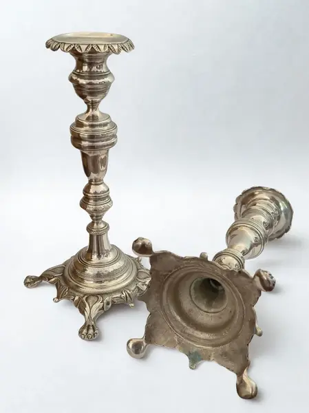 Foto de um(a) Raro par de candelabros em prata de Lei Portuguesa Séc XIX, da categoria de Castiçais. Estes castiçais em prata de lei, datados do Século XIX e contrastados em Lisboa, representam mais do que meros objetos... Mostrado de uma perspectiva diferente. Vendido no marketplace Trésors.