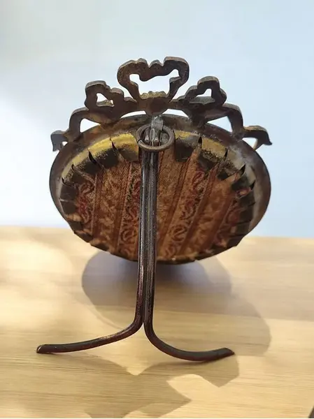 Foto de um(a) Miniatura Antiga Dama Emoldurada - Pintura, da categoria de Pinturas. Antiga miniatura de mesa com moldura dourada e pintura em esmalte. No início do século XX, em meio ao requinte da Belle... Mostrado de uma perspectiva diferente. Vendido no marketplace Trésors.