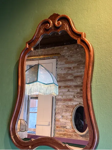 Foto de um(a) Espelho Clássico, da categoria de Espelhos. Moldura esculpida em madeira nobre com leves detalhes entalhados. Mostrado de uma perspectiva diferente. Vendido no marketplace Trésors.