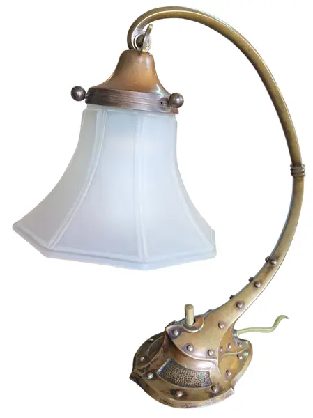 Foto de um(a) Abajur Antigo de Mesa Estilo Art Déco e Industrial em Latão e Bronze – Cúpula Sextavada em Vidro Acetinado, da categoria de Abajures. Magnífico abajur de mesa original de época, Uma peça de colecionador que une robustez industrial e elegância decorativa. Vendido no marketplace Trésors.