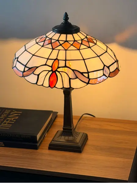 Foto de um(a) Inspiração Tiffany | Luminária Vitral Base em Metal, da categoria de Abajures. Olhem a beleza dessa luminária vitral! Base em metal super pesada. Elétrica nova! Peça lindíssima em excelente estado de... Mostrado de uma perspectiva diferente. Vendido no marketplace Trésors.