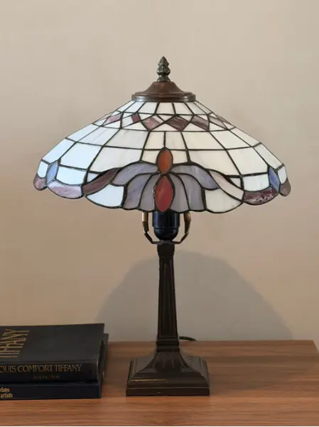 Foto de um(a) Inspiração Tiffany | Luminária Vitral Base em Metal, da categoria de Abajures. Olhem a beleza dessa luminária vitral! Base em metal super pesada. Elétrica nova! Peça lindíssima em excelente estado de... Mostrado de uma perspectiva diferente. Vendido no marketplace Trésors.