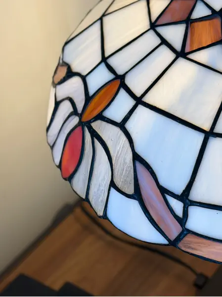 Foto de um(a) Inspiração Tiffany | Luminária Vitral Base em Metal, da categoria de Abajures. Olhem a beleza dessa luminária vitral! Base em metal super pesada. Elétrica nova! Peça lindíssima em excelente estado de... Mostrado de uma perspectiva diferente. Vendido no marketplace Trésors.