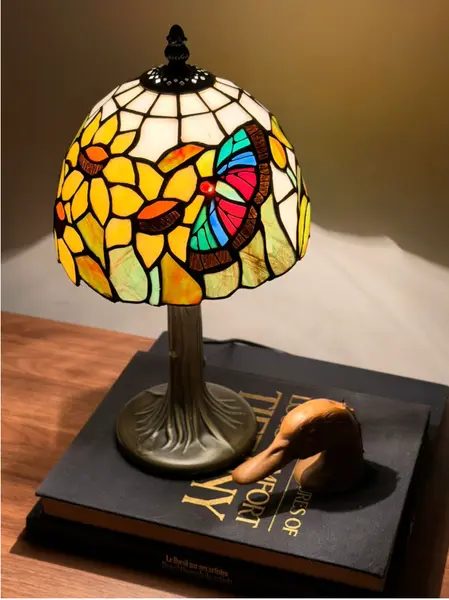 Foto de um(a) Luminária Vitral Inspiração Tiffany, da categoria de Abajures. Medidas: Aprox 36 cm (Altura) | Cúpula tem 20 cm de diâmetro. Excelente estado de conservação Inspirada no design icônico do... Mostrado de uma perspectiva diferente. Vendido no marketplace Trésors.