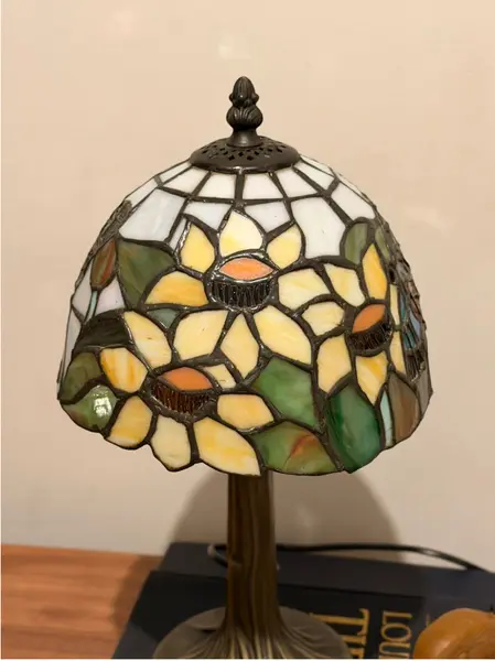 Foto de um(a) Luminária Vitral Inspiração Tiffany, da categoria de Abajures. Medidas: Aprox 36 cm (Altura) | Cúpula tem 20 cm de diâmetro. Excelente estado de conservação Inspirada no design icônico do... Mostrado de uma perspectiva diferente. Vendido no marketplace Trésors.