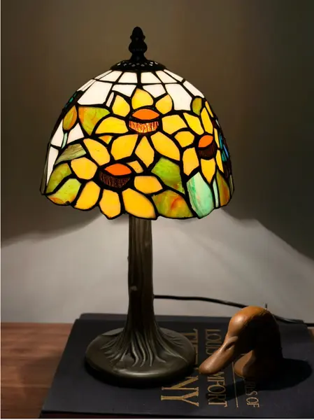 Foto de um(a) Luminária Vitral Inspiração Tiffany, da categoria de Abajures. Medidas: Aprox 36 cm (Altura) | Cúpula tem 20 cm de diâmetro. Excelente estado de conservação Inspirada no design icônico do... Mostrado de uma perspectiva diferente. Vendido no marketplace Trésors.