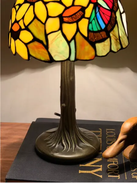 Foto de um(a) Luminária Vitral Inspiração Tiffany, da categoria de Abajures. Medidas: Aprox 36 cm (Altura) | Cúpula tem 20 cm de diâmetro. Excelente estado de conservação Inspirada no design icônico do... Mostrado de uma perspectiva diferente. Vendido no marketplace Trésors.