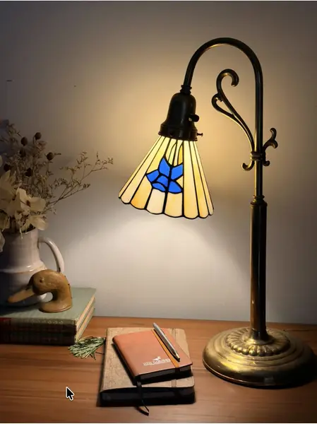 Foto de um(a) Luminária Estilo Tiffany em Pasta de Vidro Colorido Artesanal Base Latão e Bronze, da categoria de Abajures. Medidas: 51x27 cm (AxL) Excelente Estado de Conservação - Tomada Tipo A Sou apaixonada por peças que atravessam o tempo, e a... Mostrado de uma perspectiva diferente. Vendido no marketplace Trésors.