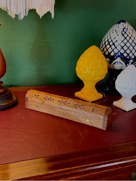 Foto de um(a) Incensário indiano em madeira, da categoria de Outros objetos decorativos. Incensário indiano em madeira maciça com incrustações em bronze no formato de estrela, linda peça medindo 31cm. Mostrado de uma perspectiva diferente. Vendido no marketplace Trésors.