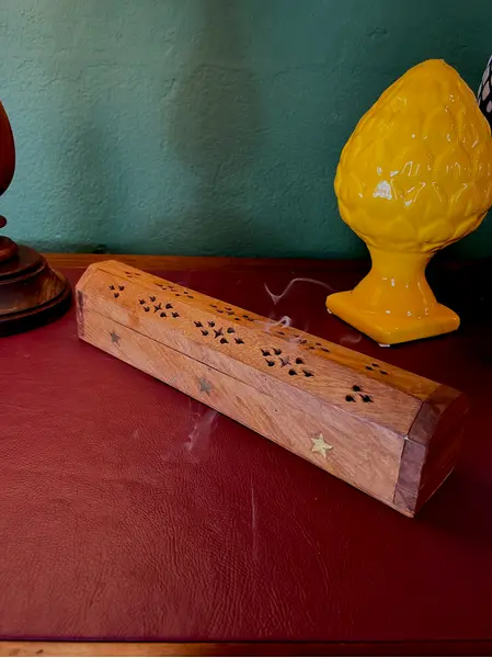 Foto de um(a) Incensário indiano em madeira, da categoria de Outros objetos decorativos. Incensário indiano em madeira maciça com incrustações em bronze no formato de estrela, linda peça medindo 31cm. Mostrado de uma perspectiva diferente. Vendido no marketplace Trésors.