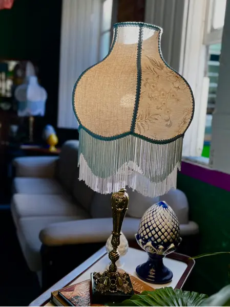 Foto de um(a) Abajur em bronze (valor unitário), da categoria de Abajures. Maravilhosos abajures em bronze e base em resina polida - 2und disponíveisCúpula em Estrutura em aço inox, revestido com... Mostrado de uma perspectiva diferente. Vendido no marketplace Trésors.